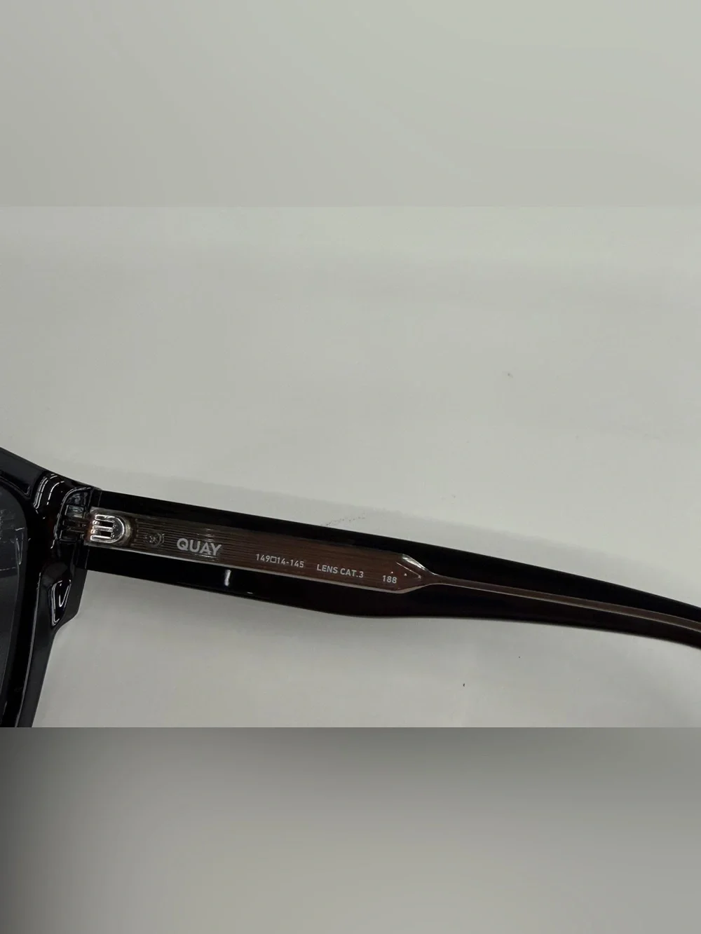 QUAY AUSTRALIA TEMPO COLOR: Black Frame / Black Lens